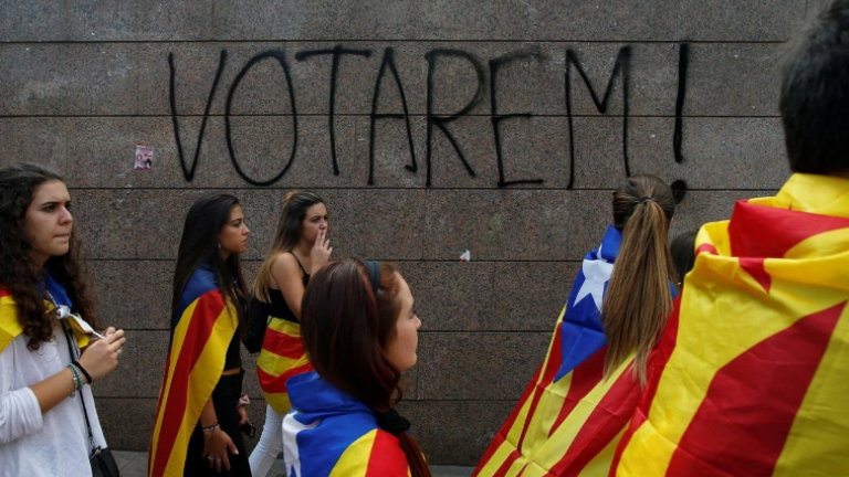 Καταλονία: Ουρές έξω από τα εκλογικά κέντρα-Σε θέσεις μάχης η ισπανική Αστυνομία