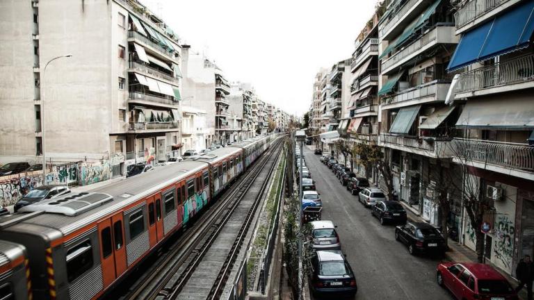 «Βουτιά θανάτου» στα Κ.Πατήσια: Νεκρή η γυναίκα που έπεσε στις ράγες του τρένου