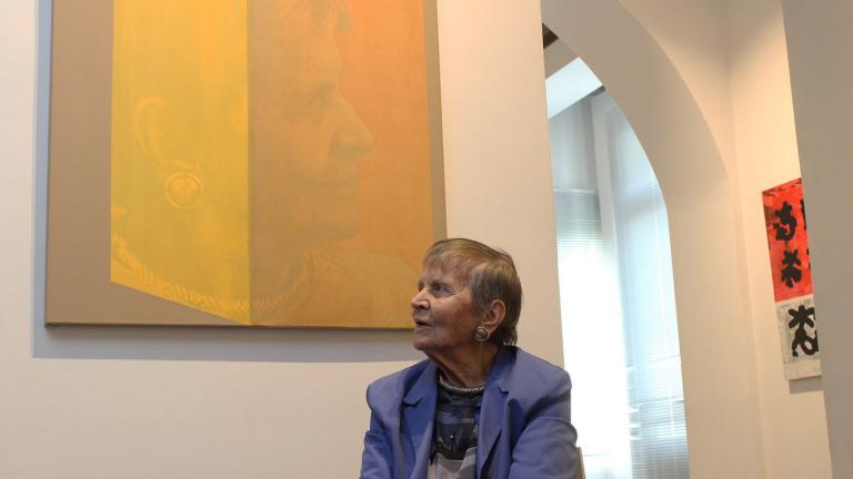 Η Ελένη Γλύκατζη – Αρβελέρ μπροστά από το πορτραίτο της