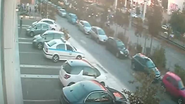 Βίντεο ντοκουμέντο: Δείτε τους αστυνομικούς να φεύγουν όταν αντιλαμβάνονται την επίθεση των χούλιγκανς στο ΕΘΝΟΣ