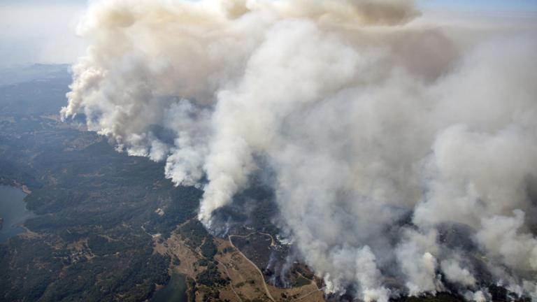 Καλιφόρνια: 9.000 χιλιάδες πυροσβέστες στη μάχη με τη γιγαντιαία φωτιά που έκαψε 33 ανθρώπους, 6.000 σπίτια και εκατοντάδες χιλιάδες στρέμματα