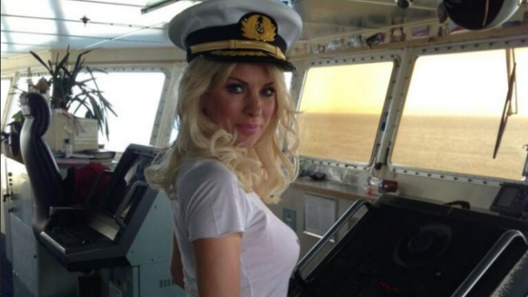 Ελένη Μενεγάκη: «Καταγγελίες» επιβατών - Καθυστέρησε το πλοίο για χάρη της; (ΦΩΤΟ)