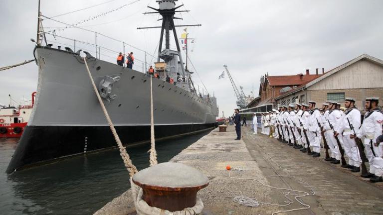 Θεσσαλονίκη: Η μπάντα του Πολεμικού Ναυτικού μπροστά στην πλώρη του «Αφέρωφ»