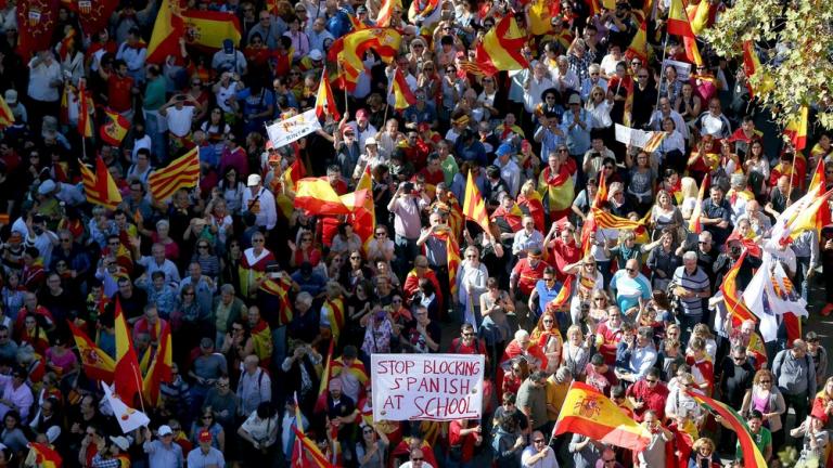 Καταλονία: Διαδήλωση εκατοντάδων χιλιάδων ατόμων στη Βαρκελώνη υπέρ της παραμονής