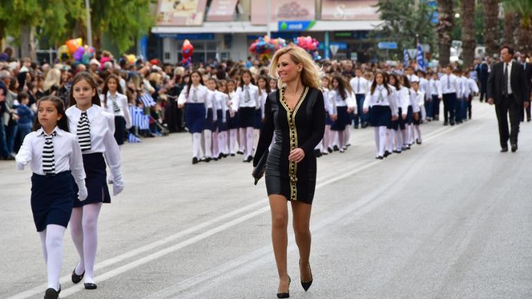 28η Οκτωβρίου: Η σέξι δασκάλα που... τράβηξε τα βλέμματα (ΦΩΤΟ)