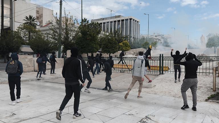 Επεισόδια τώρα: Συγκρούσεις και χημικά στο κέντρο της Αθήνας (ΦΩΤΟ-ΒΙΝΤΕΟ)