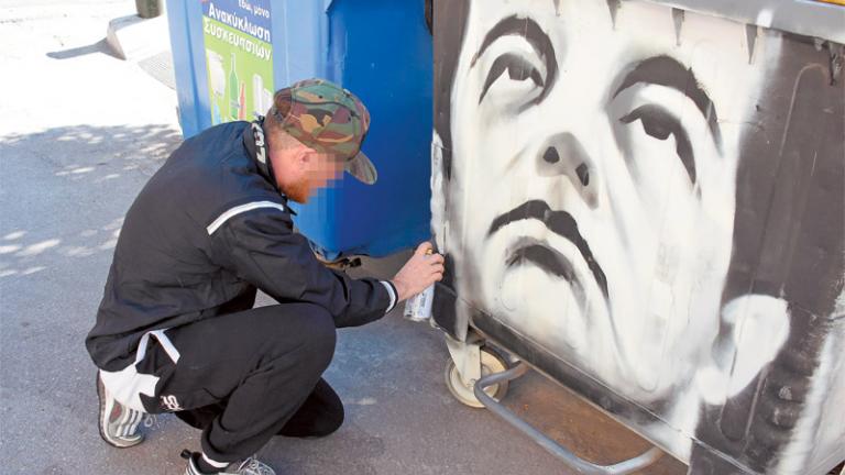Ο Έλληνας «Μπάνκσι» ζωγραφίζει πολιτικούς σε κάδους σκουπιδιών! (ΦΩΤΟ)