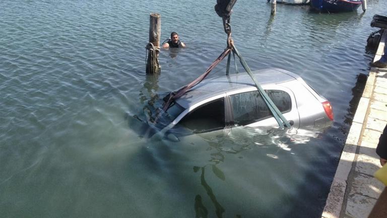 Οδηγός «βούτηξε» στα νερά του Θερμαϊκού με το αυτοκίνητό του