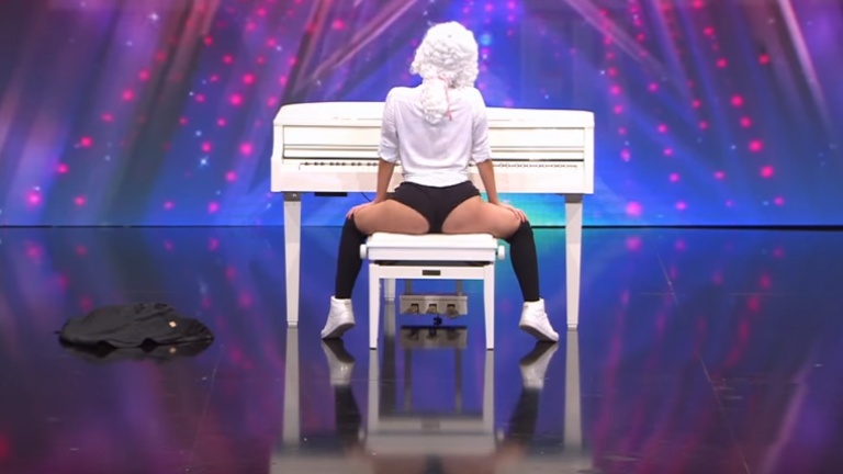 Καυτό twerking υπό τους ήχους κλασσικής μουσικής σε talent show (ΒΙΝΤΕΟ)