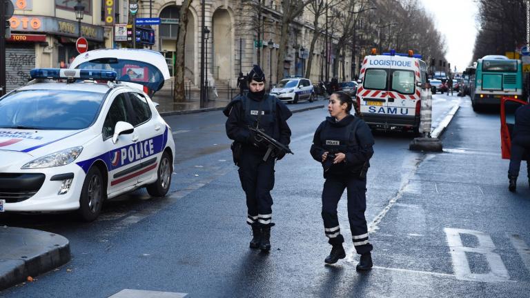 Τρόμος στο Παρίσι! Έκρηξη μοτοσικλέτας έξω από κτίριο στρατιωτικής αποστολής