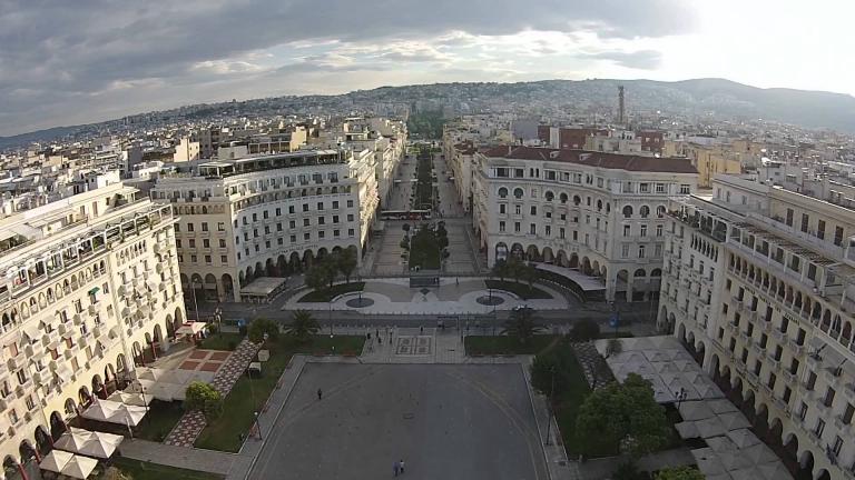 Η πλ. Αριστοτέλους στη Θεσσαλονίκη μετατρέπεται σε γήπεδο ποδοσφαίρου!