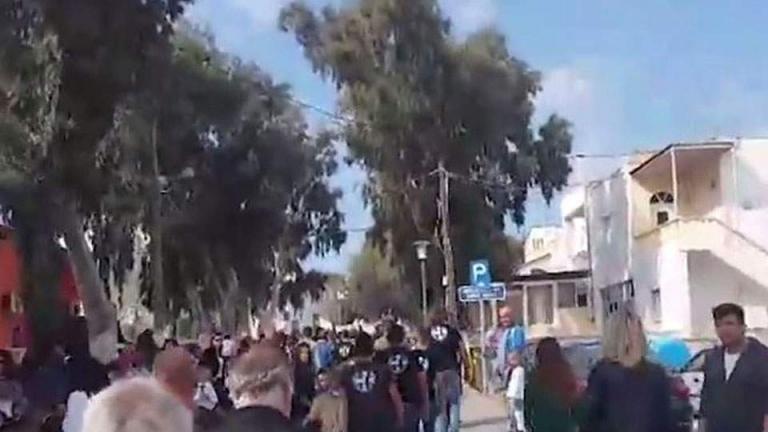 Παρέλαση Σαντορίνη: Τα πολιτικά κόμματα καταδικάζουν το περιστατικό που προκάλεσε η Χρυσή Αυγή