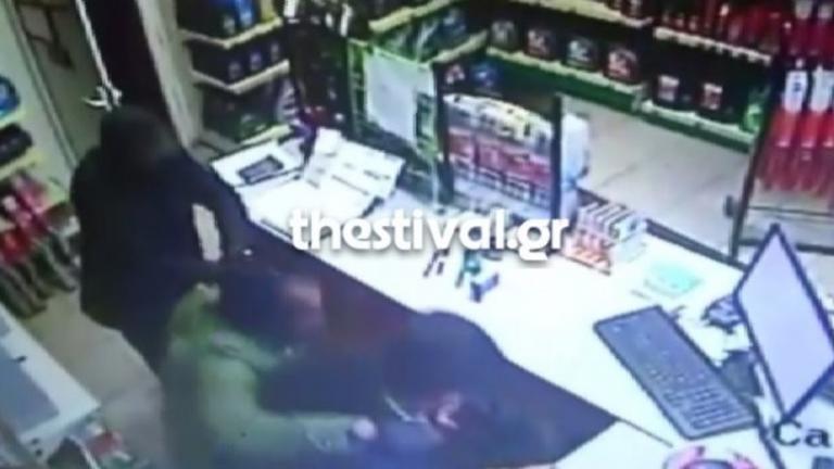 Συγκλονιστικό βίντεο: Ληστές χτυπούν ανελέητα υπάλληλο πρατηρίου υγρών καυσίμων (ΒΙΝΤΕΟ) 
