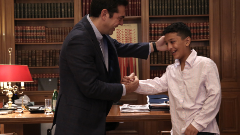 Συνάντηση Τσίπρα - Αμίρ: Το συμβολικό δώρο του Πρωθυπουργού  στον 11χρονο (ΦΩΤΟ)