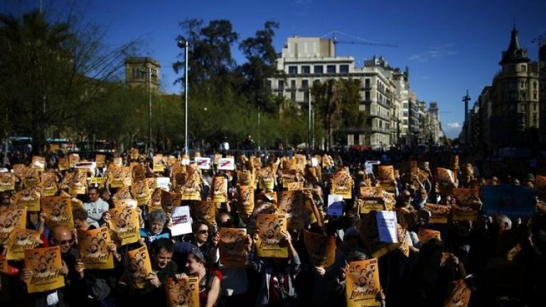 Στους δρόμους χιλιάδες Καταλανοί - Παραδόθηκαν Πουτζδεμόν και τέσσερις Υπουργοί! (ΒΙΝΤΕΟ)