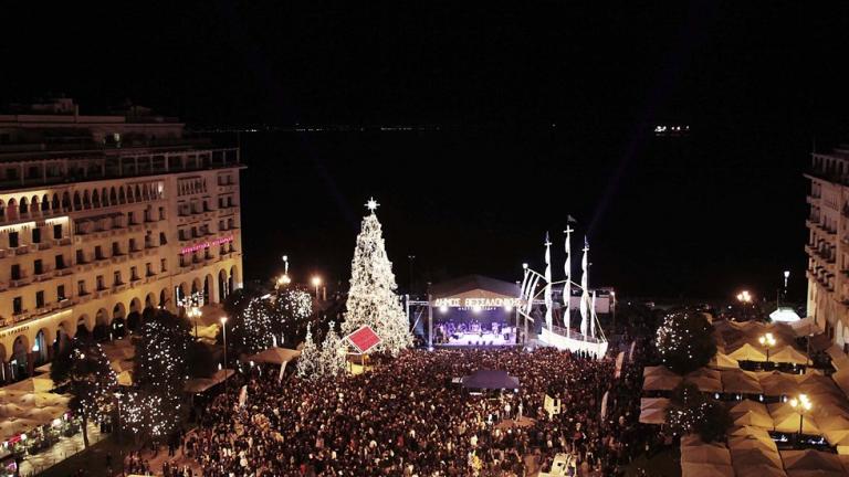 Χριστούγεννα 2017:Ξεκίνησε ο στολισμός στην πλατεία Αριστοτέλους 