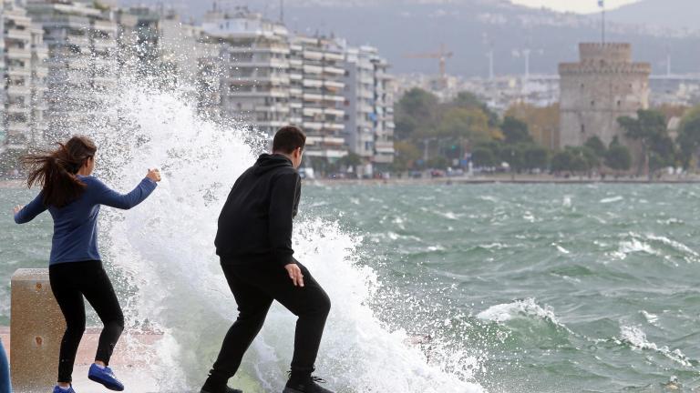 Μετά την «Ευρυδίκη», στη χώρα μας έφτασε ο «Ζήνων»-Προβλήματα από τους θυελλώδεις ανέμους στο Ιόνιο, νέο έκτακτο δελτίο για την Κυριακή (19/11) με βροχές και καταιγίδες, τσουχτερό κρύο από την νέα εβδομάδα (ΦΩΤΟ-ΒΙΝΤΕΟ)