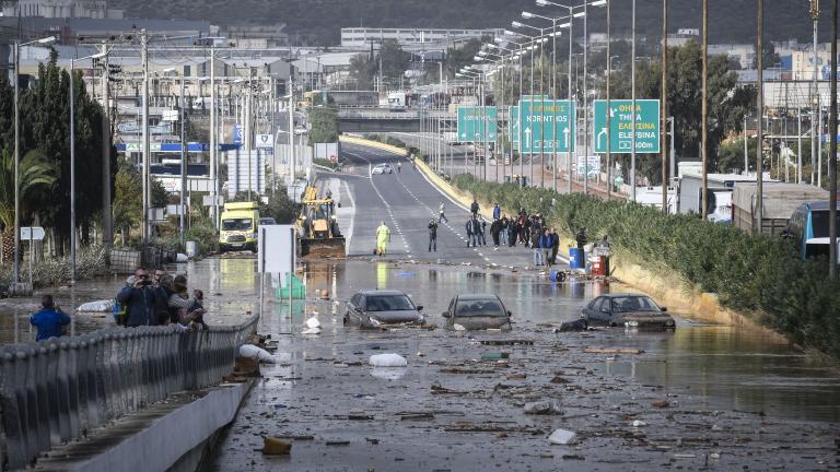 Πλημμύρισε η Αθηνών Κορίνθου - Εκτροπή κυκλοφορίας σε τρία σημεία