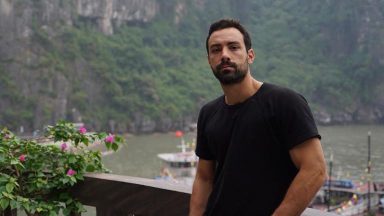 Τα ταλέντα του Σάκη Τανιμανίδη - Κάνει pole dancing! (ΒΙΝΤΕΟ)