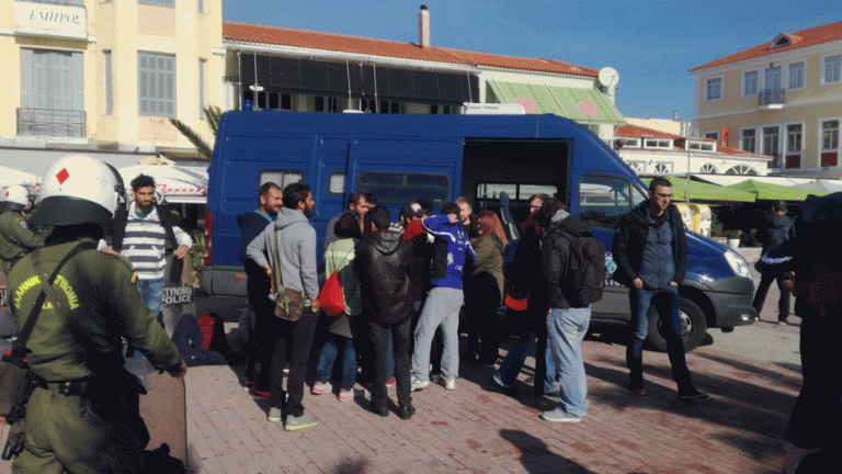 Αφγανούς πρόσφυγες κατέλαβαν τα γραφεία του ΣΥΡΙΖΑ στη Λέσβο 