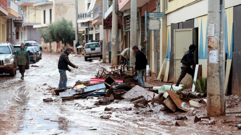 Μάνδρα: Εντατικές έρευνες για τον αγνοούμενο - Αγανάκτηση κατοίκων που παλεύουν με τις λάσπες