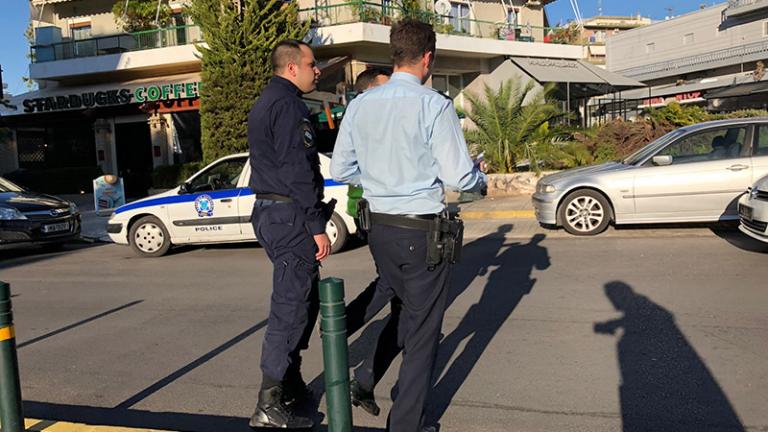 Αυτός είναι που μαχαίρωσε τους αστυνομικούς στη Γλυφάδα για μια κλήση!