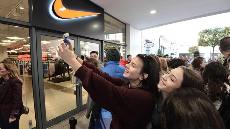 Black Friday: Ιστορίες ελληνικής τρέλας από τη σημερινή μανία εκπτώσεων