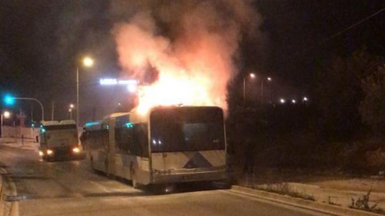 Τρόμος με λεωφορείο του ΟΑΣΑ γεμάτο επιβάτες να τυλίγεται στις φλόγες (ΒΙΝΤΕΟ)
