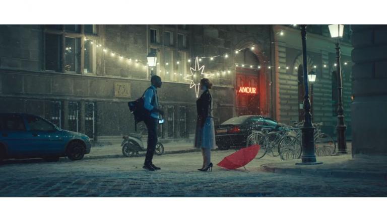 Χριστούγεννα 2017: Μια σύγχρονη σταχτοπούτα που ψάχνει το... παπούτσι της έγινε viral (ΒΙΝΤΕΟ)