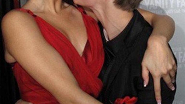 «Καυτά» φιλιά για το σέξι ζευγάρι της σόουμπιζ (ΦΩΤΟ)