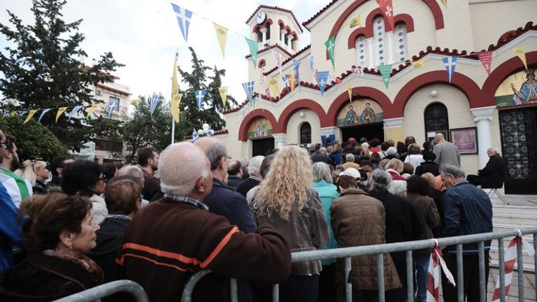 Νέα Ιωνία: «Λαοθάλασσα» για να προσκυνήσουν την Αγία Ζώνη (ΦΩΤΟ)