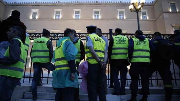 Σκληρές κατηγορίες κατά του Αλέξη Τσίπρα από τους ένστολους για το κοινωνικό μέρισμα  