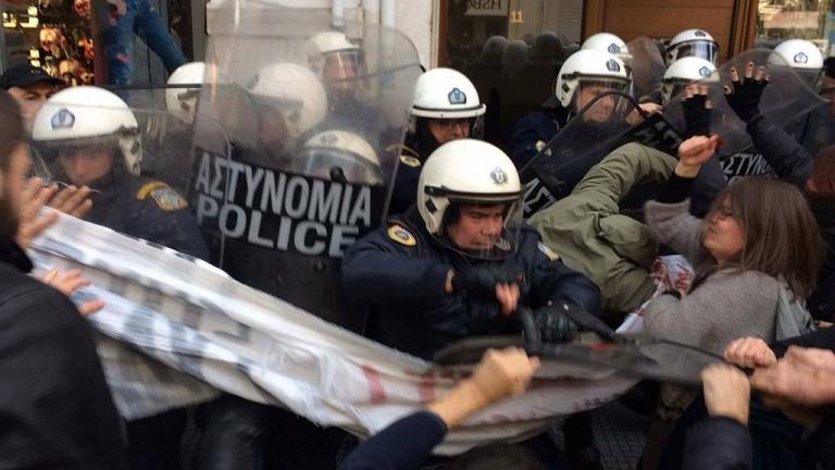 Επεισόδια με διαδηλωτές και ΜΑΤ για τους πλειστηριασμούς στο κέντρο της Θεσσαλονίκης (ΦΩΤΟ-ΒΙΝΤΕΟ)