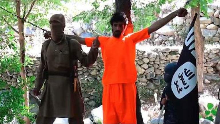 ISIS: Εικόνες φρίκης με ανήλικους στυγνούς δολοφόνους (ΒΙΝΤΕΟ)