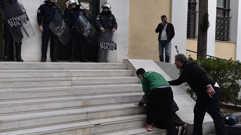 Δώρα Ζέμπερη: Ήρθαν τα ΜΑΤ για να προστατέψουν από λιντσάρισμα τον δολοφόνο! (ΦΩΤΟ-ΒΙΝΤΕΟ)