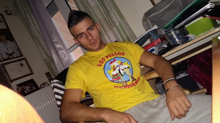 Χαμός στην Ευελπίδων - Βρισιές και κατάρες στη δίκη του δολοφόνου του 20χρονου φοιτητή Γαλαζούλα