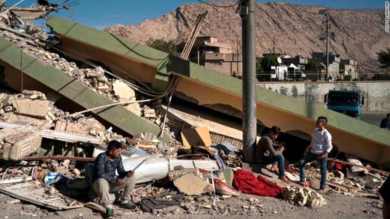 Εκατόμβη νεκρών από το σεισμό στα σύνορα Ιράν - Ιράκ