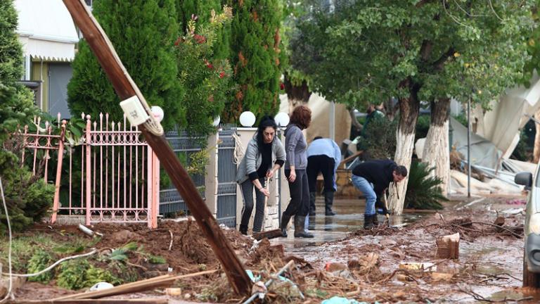 Κακοκαιρία Ευρυδίκη: Έσωσαν μητέρα με 3 παιδιά στη Σαλαμίνα