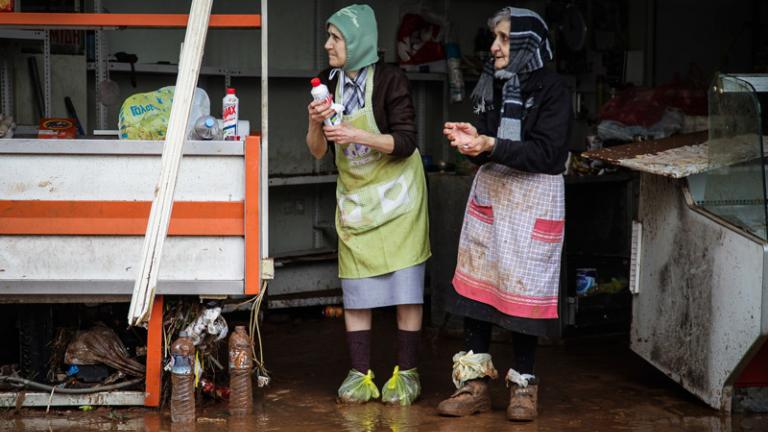 Κακοκαιρία Ευρυδίκη: Μετρούν τις πληγές τους οι κάτοικοι σε Μάνδρα και Νέα Πέραμο (ΦΩΤΟ)