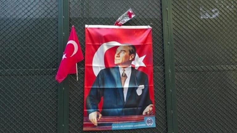 Κοσμοσυρροή στο τουρκικό προξενείο για την επέτειο θανάτου του Ατατούρκ