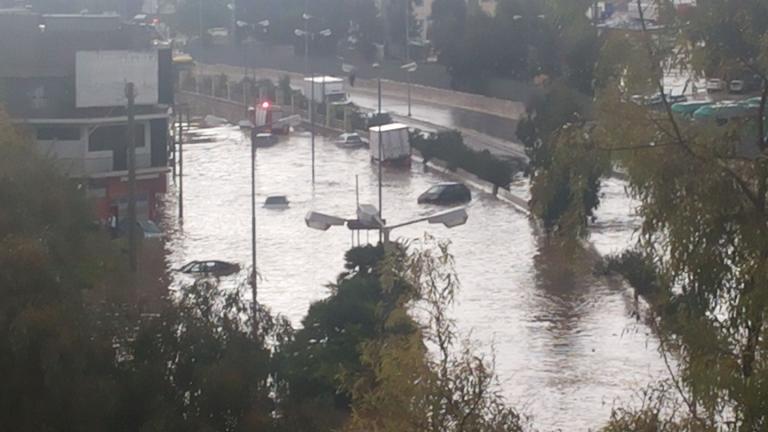 Κακοκαιρία Ευρυδίκη: Χείμαρροι οι δρόμοι της Αθήνας - Παρασύρθηκαν αυτοκίνητα