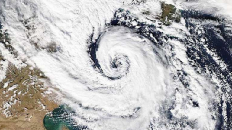 Κυκλώνας Ζήνων: Ξεκίνησε να σφυροκοπά την Ελλάδα με δυνατές βροχές και καταιγίδες (ΒΙΝΤΕΟ)
