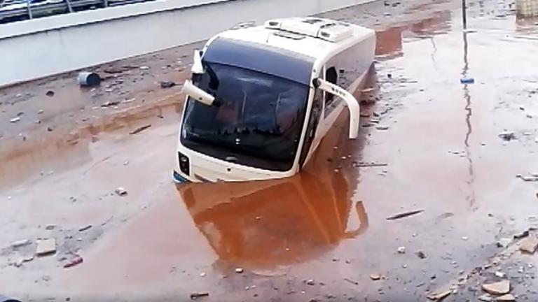 Κακοκαιρία Ευρυδίκη: Χείμαρρος με λάσπη μετακινεί οχήματα σαν τραπουλόχαρτα (ΒΙΝΤΕΟ) 