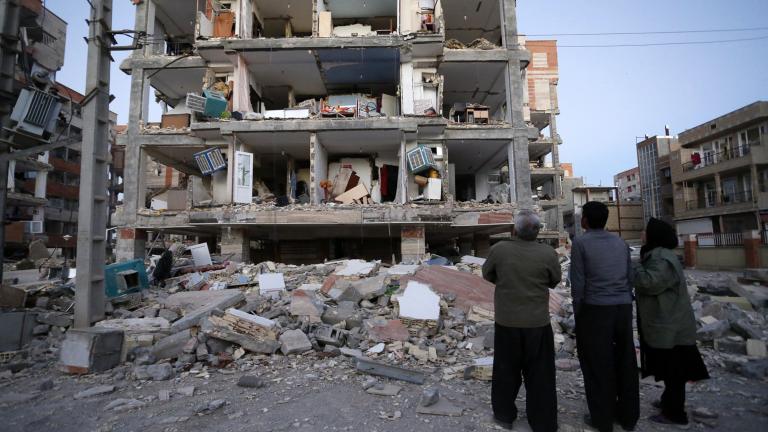 Ιράν: Τουλάχιστον 530 οι νεκροί από τον σεισμό, περισσότεροι από 8.000 οι τραυματίες 