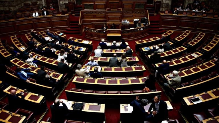 Αναβολή της συζήτησης για το κοινωνικό μέρισμα και μεσίστια η σημαία στο ελληνικό κοινοβούλιο