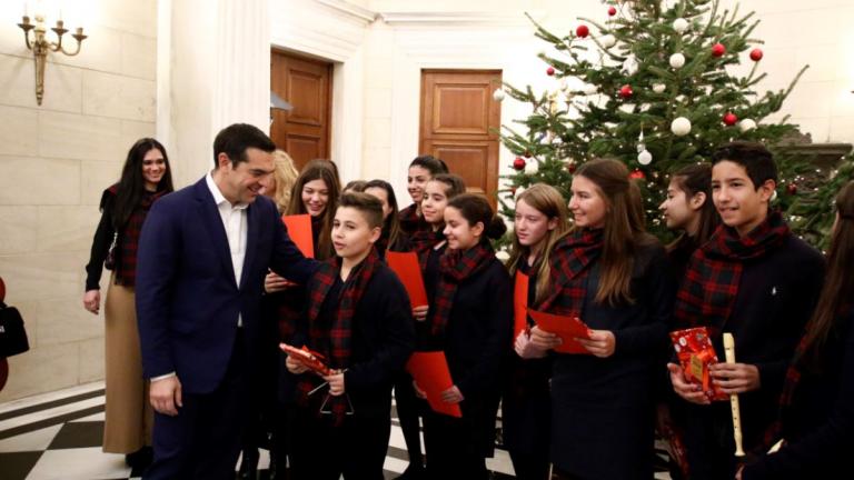 Αλέξης Τσίπρας: Μαθητές του είπαν τα κάλαντα της Χίου 