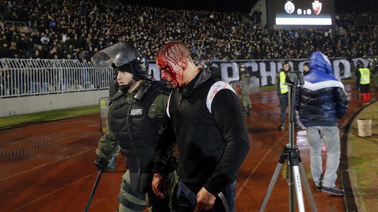 Απίστευτες εικόνες βίας στο "Παρτιζάν- Ερυθρός Αστέρας"-Δέκα τραυματίες, ένας χαροπαλεύει (ΦΩΤΟ-ΒΙΝΤΕΟ)