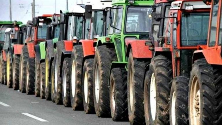 «Ζεσταίνουν» τα τρακτέρ οι αγρότες στον Τύρναβο - «Η κυβέρνηση θα μας βρει απέναντί της»