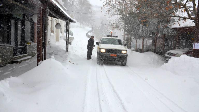Καιρός: Χιόνια και καταιγίδες ακινητοποιούν την Ελλάδα (ΦΩΤΟ+ΒΙΝΤΕΟ)