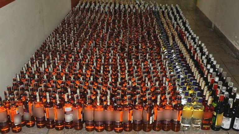 Παράνομη κάβα με 1.240 μπουκάλια αλκοόλ σε καρότσα φορτηγού